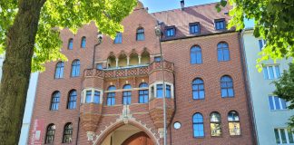 Kaupunkiluostari on hiljaisuuden keidas Berliinin miljoonakaupungin sydämessä Iso punatiilinen, vanhan tyylinen rakennus kadun varressa.