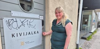 Oulun seurakunnat alkaa tarjota keskusteluapua 65 vuotta täyttäneille nainen on avaamassa ovea ja katsoo kameraan