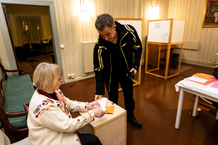 seurakuntavaalit-Porvoo-5946 äänestyslippu leimataan vaalihuoneistossa