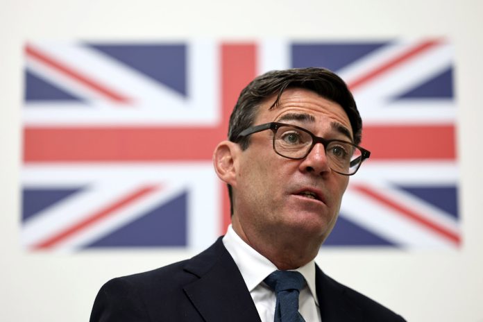 British Prime Minister Burnham meets NATO Secretary General Rutte Mies seisoo Britannian lipun edessä.