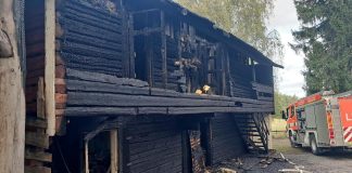 Vivamossa jo toinen epäilty tuhopoltto — nyt paloi näytelmistä tuttu aitta Kuvassa on hiiltyneen hirsiaitan julkisivu.