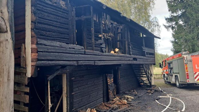 Vivamon palanut aitta Kuvassa on hiiltyneen hirsiaitan julkisivu.