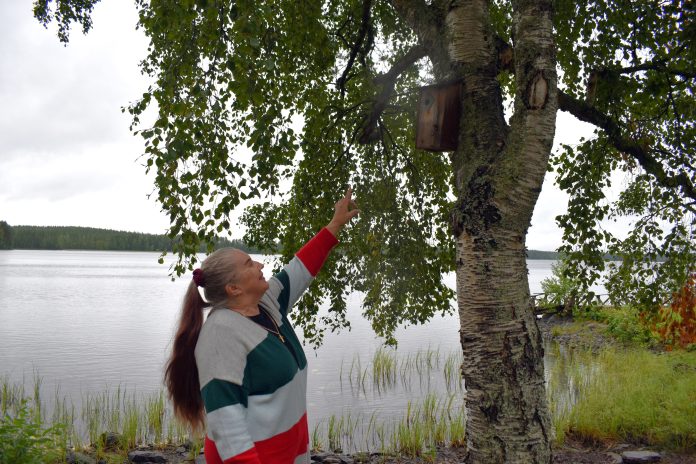 Eeva Jauhiainen 08 by Virpi Kirves-Torvinen Nainen seisoo rannalla ja osoittaa