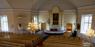 Emerituspiispa Jorma Laulajan muistotilaisuus on avoin Kurikan kirkon sisätila vailla ihmisiä.