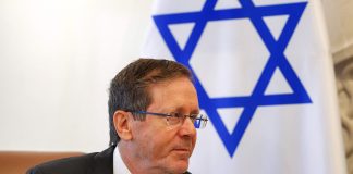 Israelin presidentti maailman johtajille: ”Älkää vaatiko Israelilta mitä ette vaatisi omalta maaltanne” Israelin presidentti Isaac Herzog taustanaan Israelin lippu.