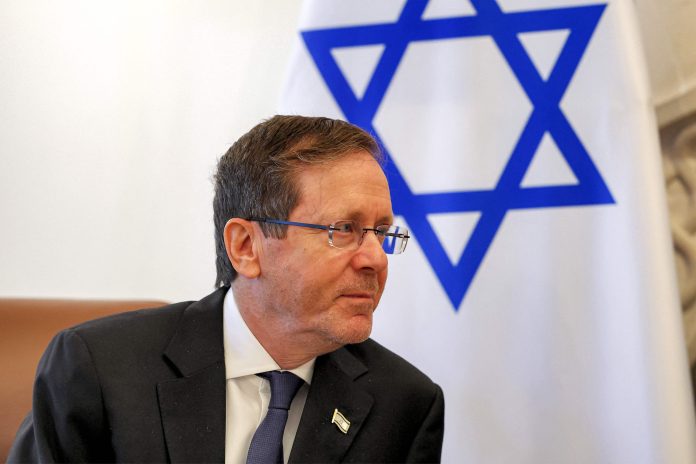 CYPRUS-ISRAEL-POLITICS-DIPLOMACY Israelin presidentti Isaac Herzog taustanaan Israelin lippu.