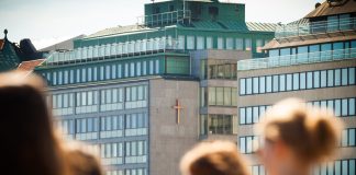 Kirkkohallituksen talous ja ICT -osaston johtajaksi 17 hakijaa — katso kaikki nimet Kuvassa Kirkkohallituksen talo kuvattuna Kauppatorilta käsin, etualalla ihmishahmoja.