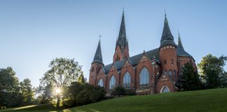 Kirkko kuin satulinna, mutta Lars Sonck kiersi tekeleensä kaukaa Kuvassa on punatiilinen kirkko, jossa on neljä tornia.