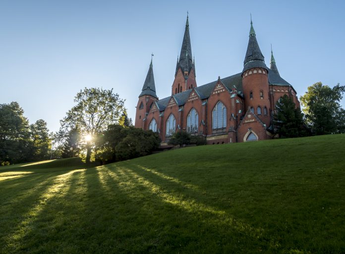Mikaelin kirkko Kuvassa on punatiilinen kirkko, jossa on neljä tornia.