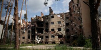 Kirkkojen maailmanneuvosto: Hersonin alueella Ukrainassa humanitaarinen katastrofi pommituksessa tuhoutunut asuinrakennus