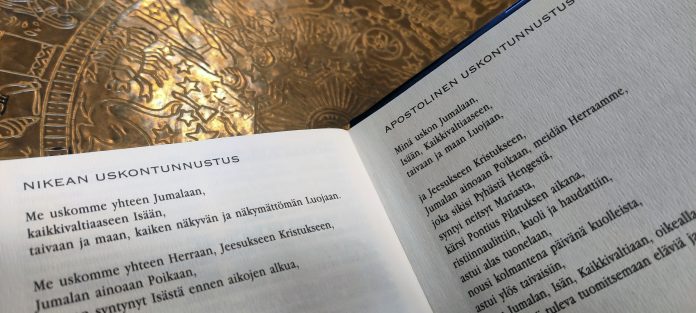 Kuvassa näkyy Virsikirjan takasivulla olevat uskontunnustukset.
