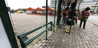Suomalaiset jakavat käsityksen yhtäläisestä ihmisarvosta, mutta arvioivat sen toteutuvan heikosti Kuvassa bussipysäkin penkki, joka mahdollistaa nojaamisen mutta jolle on mahdoton asettua makaamaan.