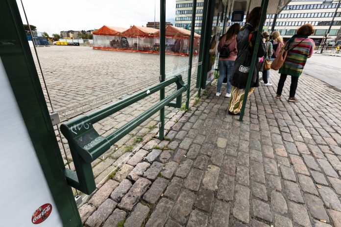 asunnottomuus-0111 Kuvassa bussipysäkin penkki, joka mahdollistaa nojaamisen mutta jolle on mahdoton asettua makaamaan.