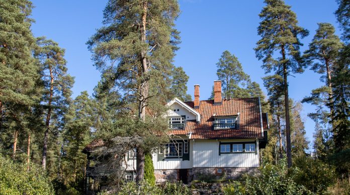 A Ainola by Rilla Tervonen kuvassa on hieno, vanha huvila metsän keskellä