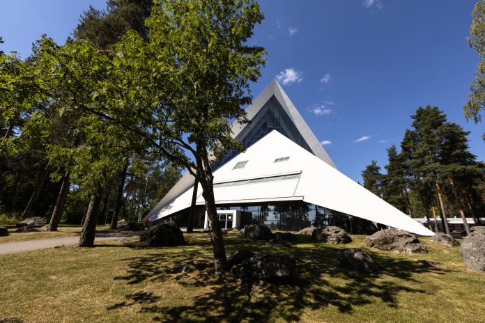 Pihaherättäjäjuhlat Hyvinkään kirkolla 3.7.2021 Kuvassa telttamaiselta näyttävä kirkko.