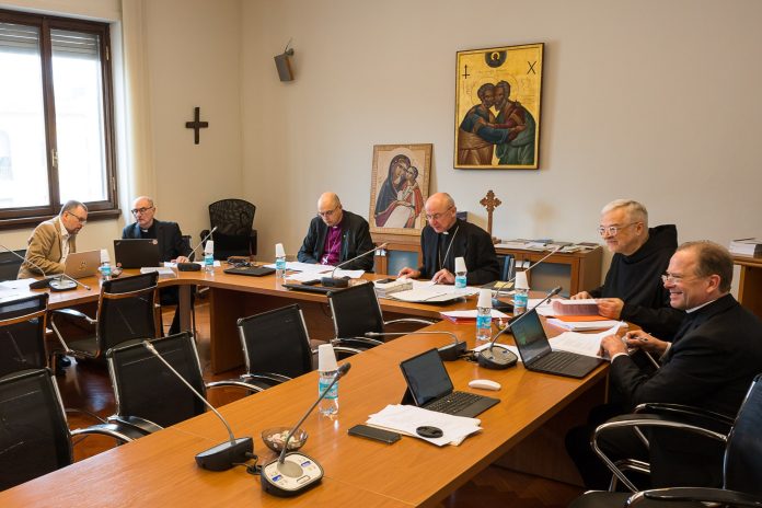 Rome: Augustana Working Group Pappismiehiä tummissa asuissaan kokoontuneina pöydän ympärille teologisiin keskusteluihin Roomassa.