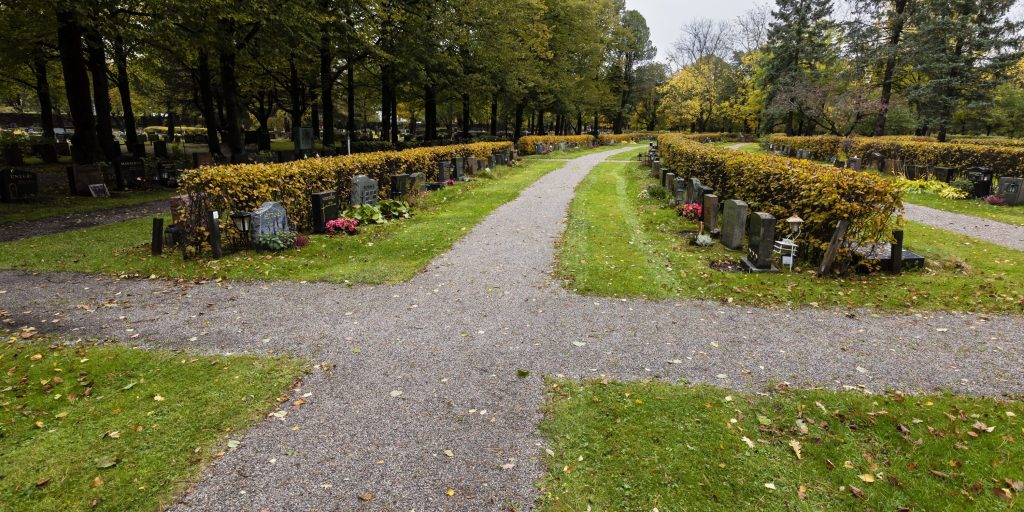 kuvassa hiekkakäytävää hautausmaalla