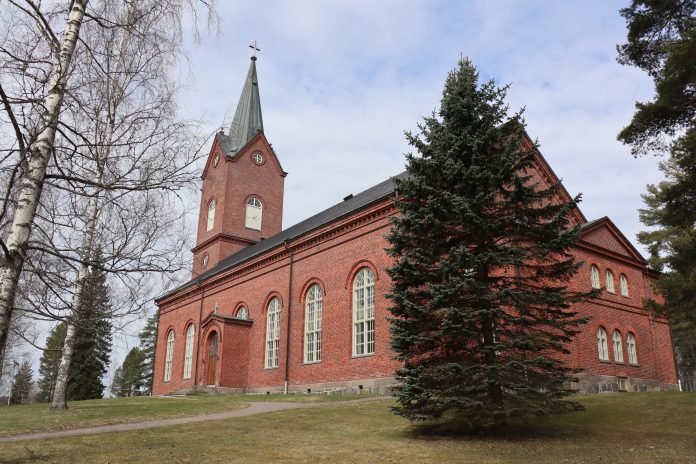 Mäntsälän_kirkko_takaviistosta