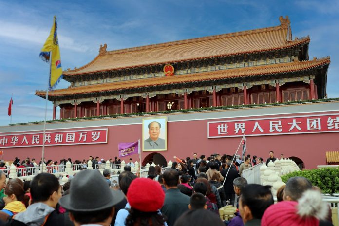 Mao Zedongin kuva Taivaallisen rauhan portissa Penkingissäls, pexels-son-hoa-nguyen-2155579462-34266996 Mao Zedongin kuva Taivaallisen rauhan portissa Pekingissä.