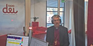 piispa Matti Salomäki radiostudiossa