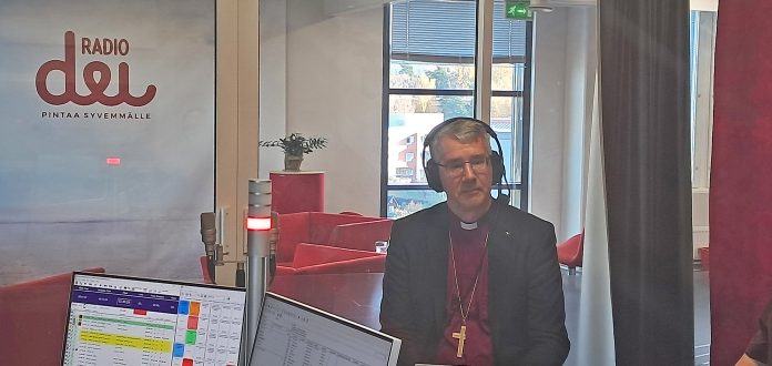 piispa Matti Salomäki radiostudiossa