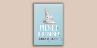 Kirja-arvio: Riikka Pulkkisen Pienet joutsenet sitoo yhteen kasvutarinan, baletin lumon ja 1990-luvun taitteen suuret mullistukset Vaaleansininen kirjankansi. Yläosassa on valkoinen balettitanssijaa esittävä posliinifiguuri, jossa näkyy punaisia tahroja. Kannessa lukee suurin valkoisin kirjaimin ”Pienet joutsenet” ja punaisella ”Riikka Pulkkinen”. Oikeassa reunassa on punaisia roiskeita.