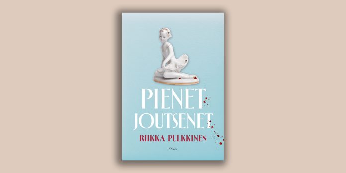 Pienet joutsenet nettiin Vaaleansininen kirjankansi. Yläosassa on valkoinen balettitanssijaa esittävä posliinifiguuri, jossa näkyy punaisia tahroja. Kannessa lukee suurin valkoisin kirjaimin ”Pienet joutsenet” ja punaisella ”Riikka Pulkkinen”. Oikeassa reunassa on punaisia roiskeita.