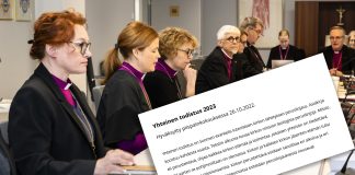 Kuvassa taustalla piispoja kokouksessa ja etualalla asiakirja.