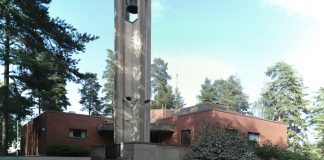 Piispan vihkimys ei riittänytkään tekemään Tesoman kirkosta kirkkoa matala tiilinen kirkkorakennus jonka edessä betoninen kellotapuli