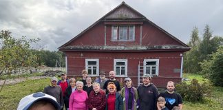 Talkoolaisjoukko siivoamassa Tikanpesän kylässä Inkerissä sijaitsevaa Martti Rautase syntymätaloa.