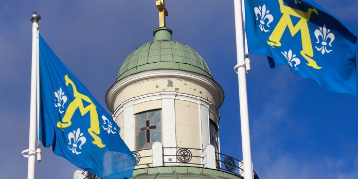 Turun ortod kirkko ja kaupungin liput2 by Seppo etualalla Turun kaupungin liput ja takana ortodoksisen kirkon kupoli