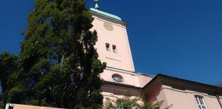 Suomen evankelis-luterilainen kirkko käynnistää teologisen dialogin Utrechtin unionin vanhakatolisten kirkkojen kanssa Vanhakatolinen vaaleaksi rapattu kirkkorakennus Berliinin lähellä Saksassa.