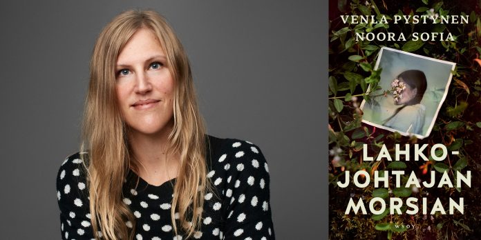Venla Pystynen ja Lahkojohtjan morsian by Otto Virtanen Vasemmalla vaaleahiuksisen naisen muotokuva harmaata taustaa vasten. Hänellä on musta, valkopilkullinen paita. Oikealla Venla Pystysen ja Noora Sofian kirjan Lahkojohtajan morsian kansi, jossa on kasvillisuuden keskelle asetettu valokuva nuoresta naisesta. Kannen yläosassa ovat kirjailijoiden nimet ja alaosassa kirjan nimi suurin vaalein kirjaimin.