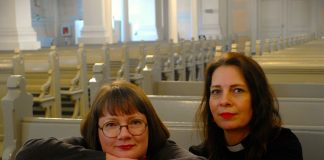 Vuoden kristillinen kirja on Auli Viitalan ja Päivi Vähäkankaan Suurin niistä on vapaus Kaksi naista istuu vierekkäin vaalean kirkonpenkin takana ja katsoo kameraan. Vasemmalla silmälasipäinen, otsatukkainen nainen nojaa käsivarsiinsa. Oikealla tummahiuksisella naisella on musta papin paita ja valkoinen liperi. Taustalla näkyy pitkiä rivejä vaaleita, tyhjiä kirkonpenkkejä.