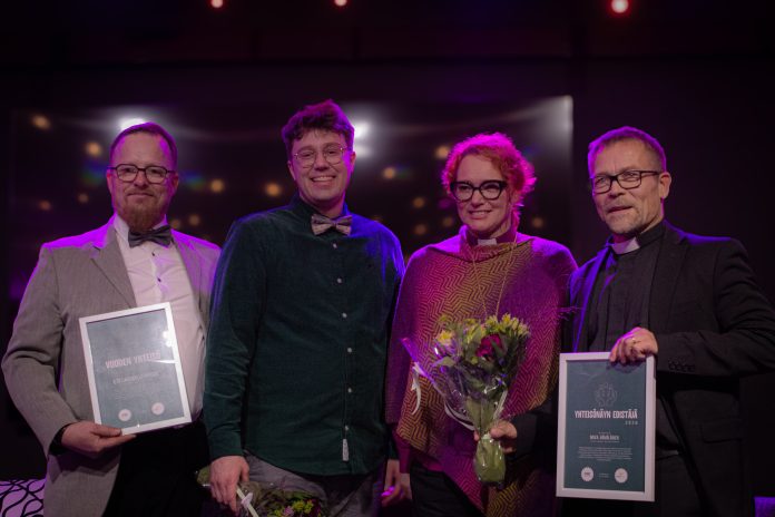 Yheisöpalkinnon saajat_KerttuHaimelin Kolme miestä ja naispuolinen piispa seisovat vierekkäin lavalla.