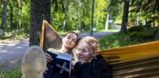 Viime kesän riparilaisista neljä viidestä koki oppineensa jotain uutta kristinuskosta Rippikoulutyttöjä kesällä lukemassa Raamattua riippumatossa.