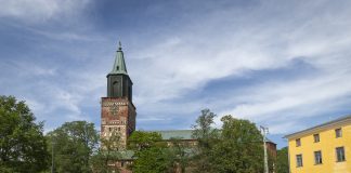 Turun tuomiokirkkoon muistomerkki aviottoman lapsen synnyttäneille kirkotetuille naisille Kuvassa on Turun tuomiokirkko kesällä.