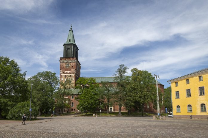 Ennen remonttia Kuvassa on Turun tuomiokirkko kesällä.