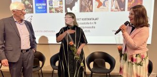 Vuoden kristillinen kirja on Auli Viitalan ja Päivi Vähäkankaan Suurin niistä on vapaus Mies ja kaksi naista seisovat kirkkaan näytön edessä. Taustalla mustia tuoleja, molemmilla naisilla ruusut ja toisella naisista mikrofoni kädessä.