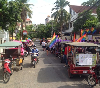 Askeleita avoimuuteen – tuktuk-kisaa Phnom Penhin kaduilla Gay Pride –viikolla.