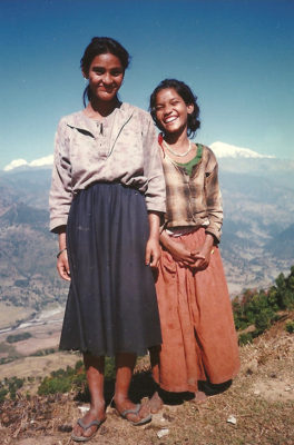 Nepal_Juna isosiskonsa kanssa Amp Pipalissa 1996_Elina Lind